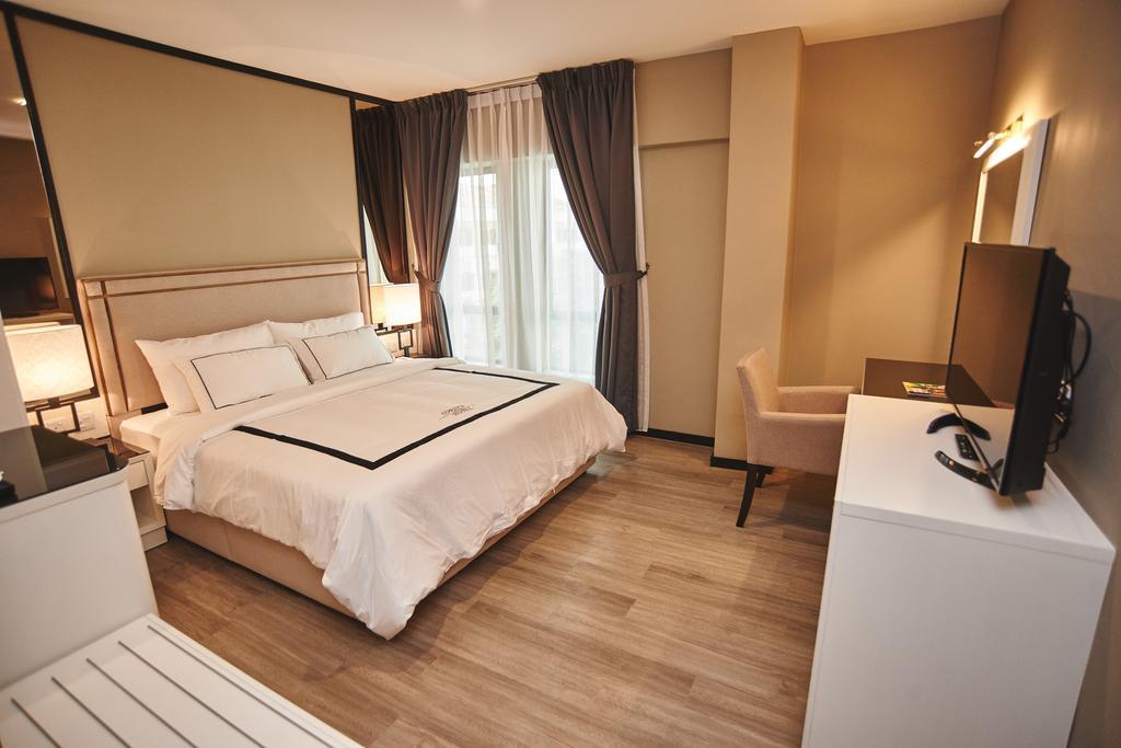 Corsica Hotel Kulai Exterior foto