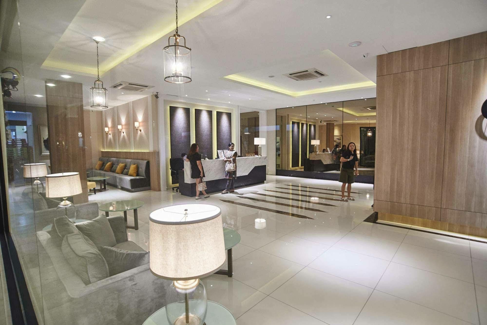 Corsica Hotel Kulai Exterior foto